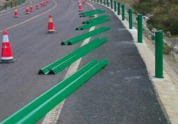 2016年公路波形梁钢防撞护栏板市场发展迅速