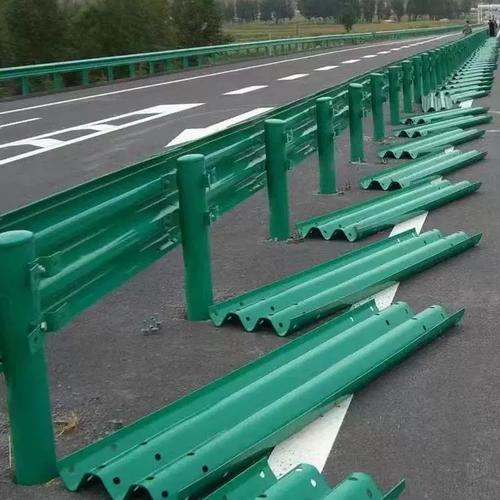 构筑道路安全防线 波形梁钢护栏的关键角色与技术全解析